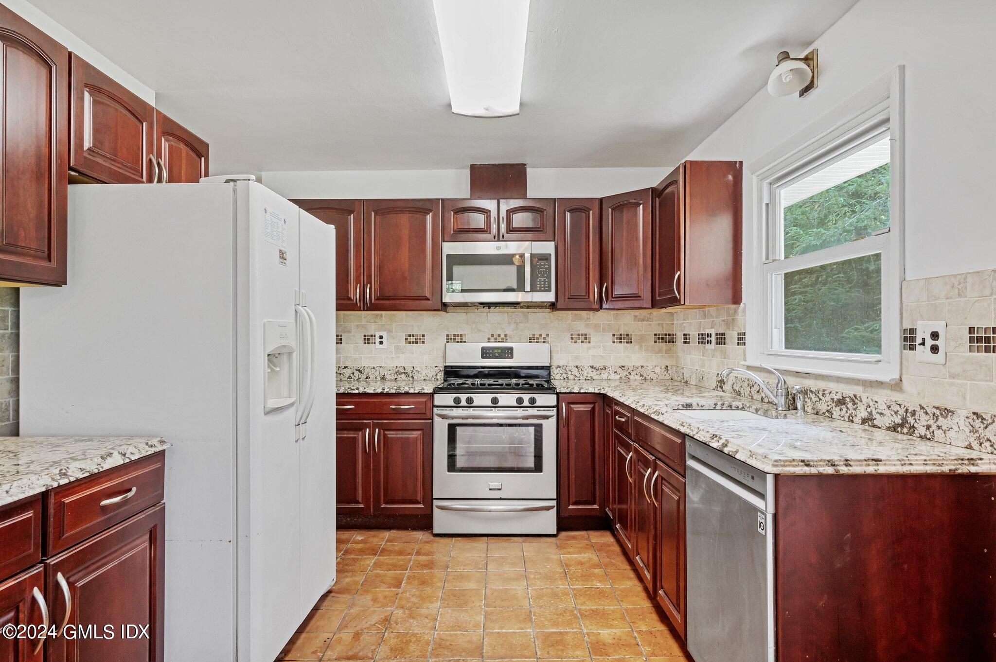 25 Mary Lane Riverside, CT 06878 - Photo 7 of 18 6 - 25 Mary Lane