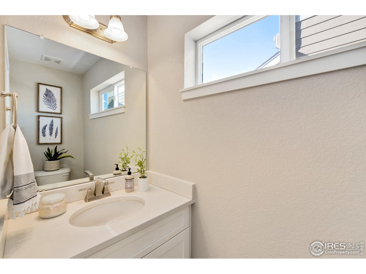 713 Country Rd Trail Berthoud, CO 80513 - Photo 15 of 27 Main level powder bathroom