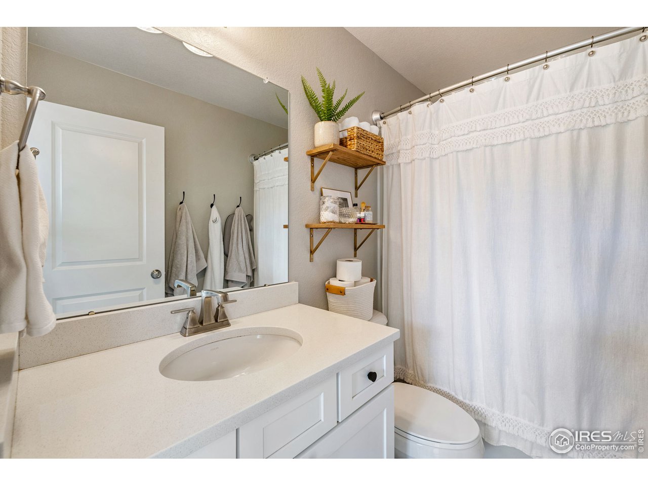 713 Country Rd Trail Berthoud, CO 80513 - Photo 18 of 27 Full bathroom on second level