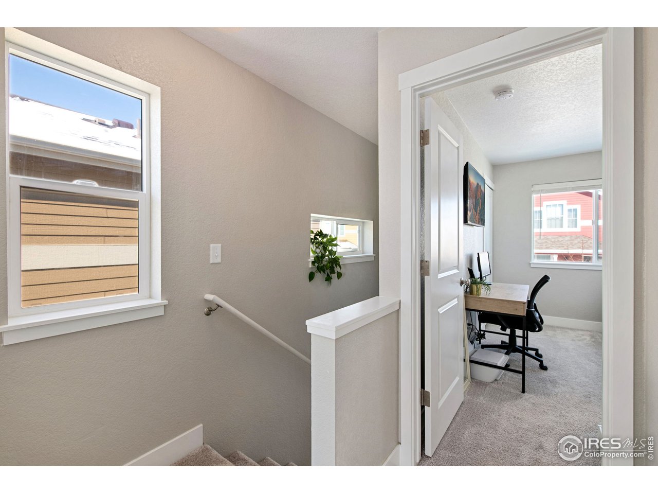 713 Country Rd Trail Berthoud, CO 80513 - Photo 21 of 27 Second level hallway