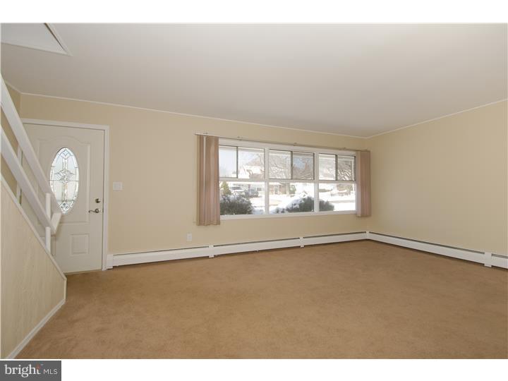 10 Crystal Road Levittown, PA 19057 - Photo 3 of 23