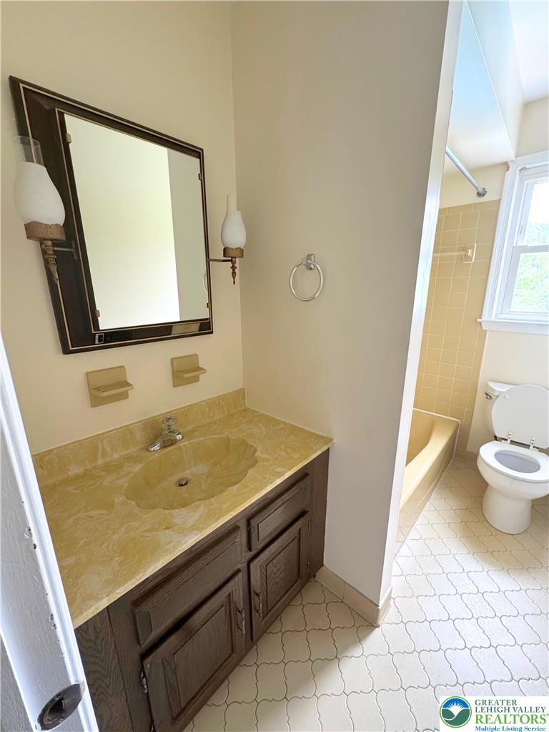 5271 Hillside Road Northampton, PA 18067 - Photo 47 of 61 Second Floor Bathroom
