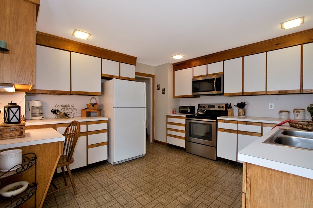 17 Loris Road Peabody, MA 01960 - Photo 8 of 21 Gallery Image 8