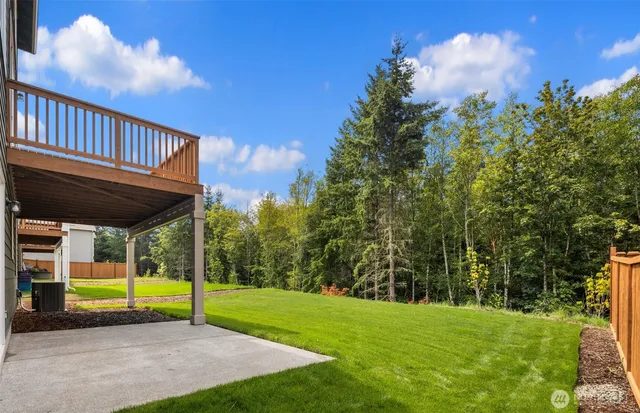 a view of a back yard