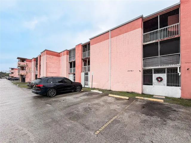 a view of a entrance of the house