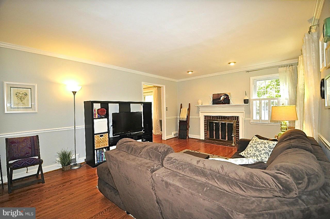 326 Broadmoor Road Baltimore, MD 21212 - Photo 6 of 26 Living Room