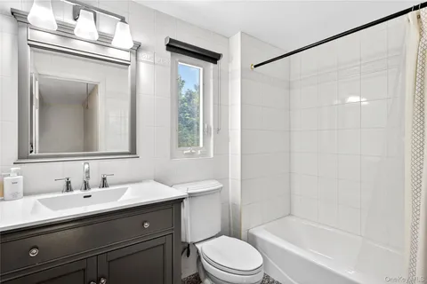 $1,700,000 | 60 Mill Spring Road, Manhasset, NY 11030