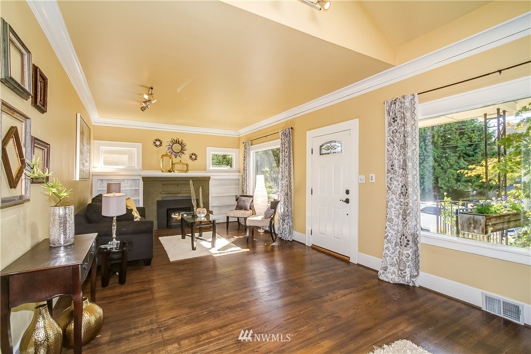 542 North 80th Street Seattle, WA 98103 - Photo 2 of 18 Gallery Image 2