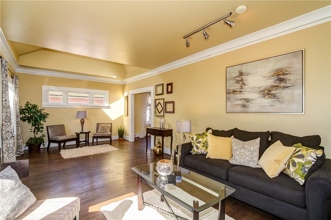 542 North 80th Street Seattle, WA 98103 - Photo 3 of 18 Gallery Image 3