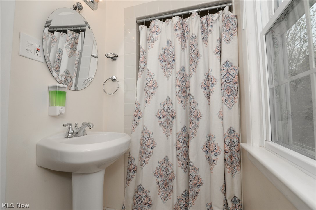 1304 Ford Road Lyndhurst, OH 44124 - Photo 18 of 29 2ND FULL BATH