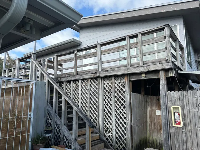 a view of entryway with a front door