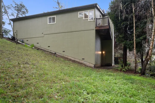 a view of a backyard