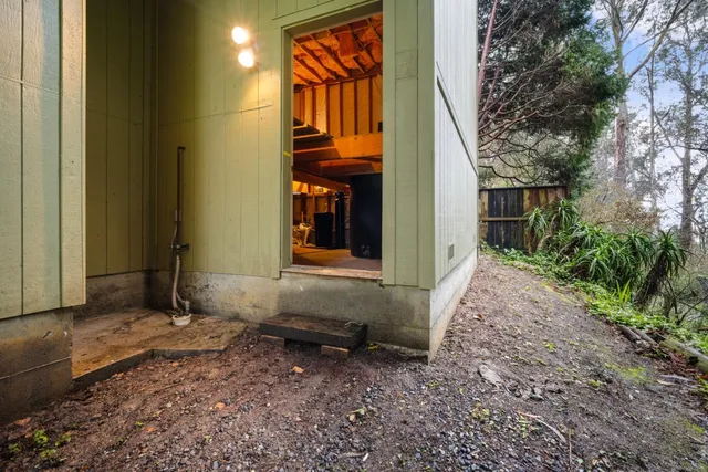 a view of a house with backyard and trees