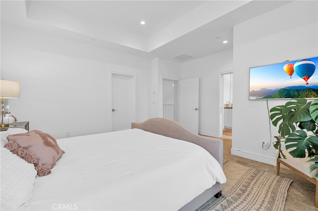 115 Halworth Irvine, CA 92618 - Photo 15 of 33 a bedroom with a bed and a potted plant