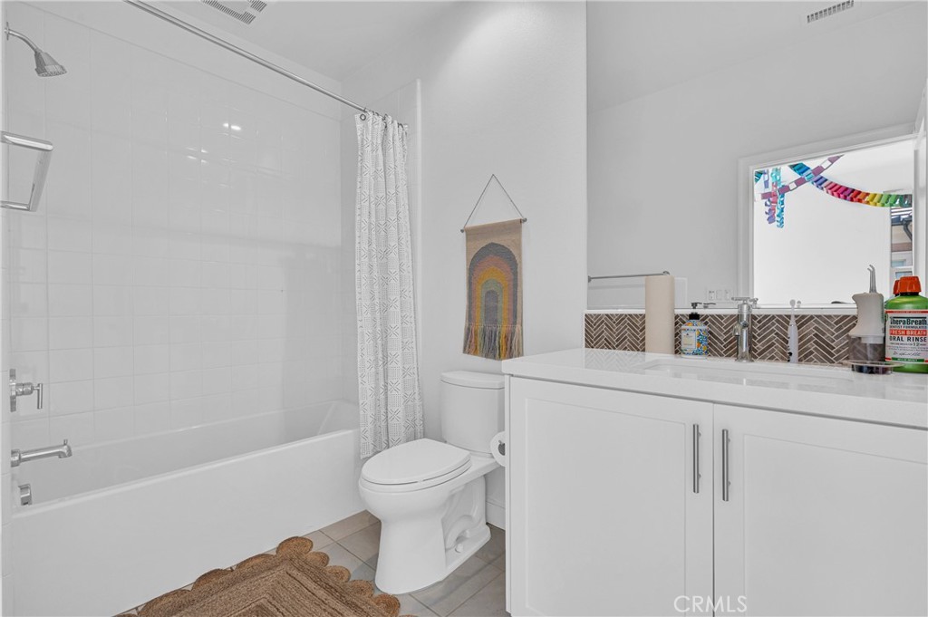 115 Halworth Irvine, CA 92618 - Photo 21 of 33 a bathroom with a toilet sink and shower