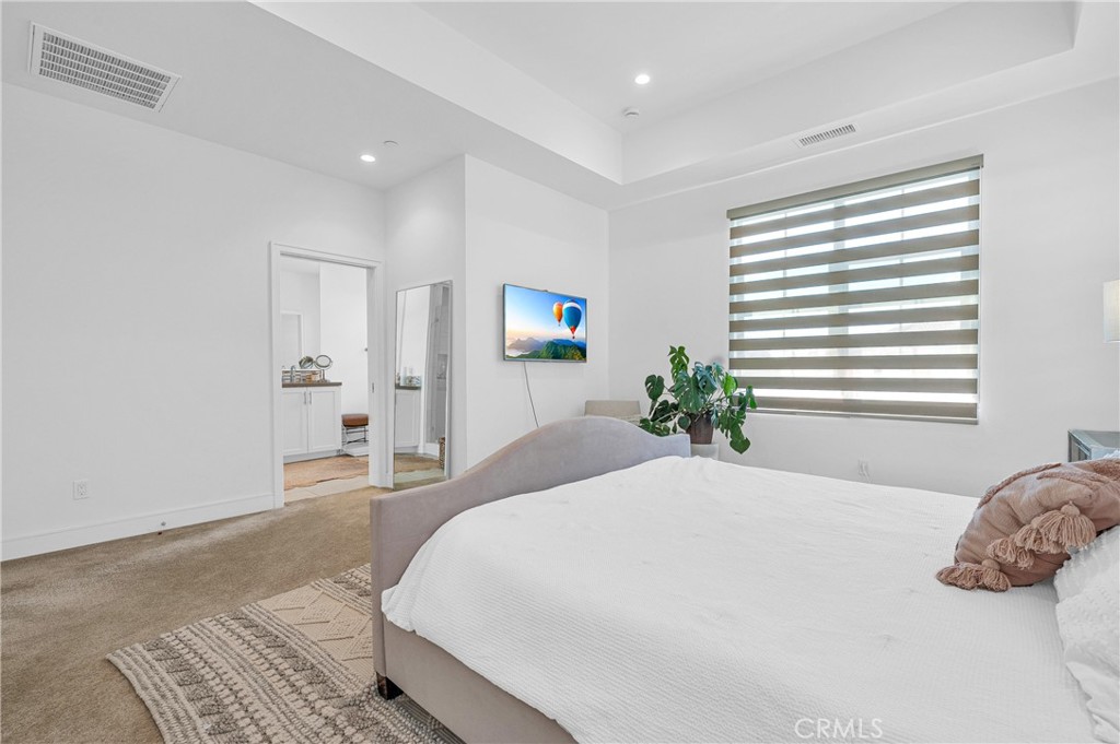 115 Halworth Irvine, CA 92618 - Photo 26 of 33 a bedroom with a bed and a window