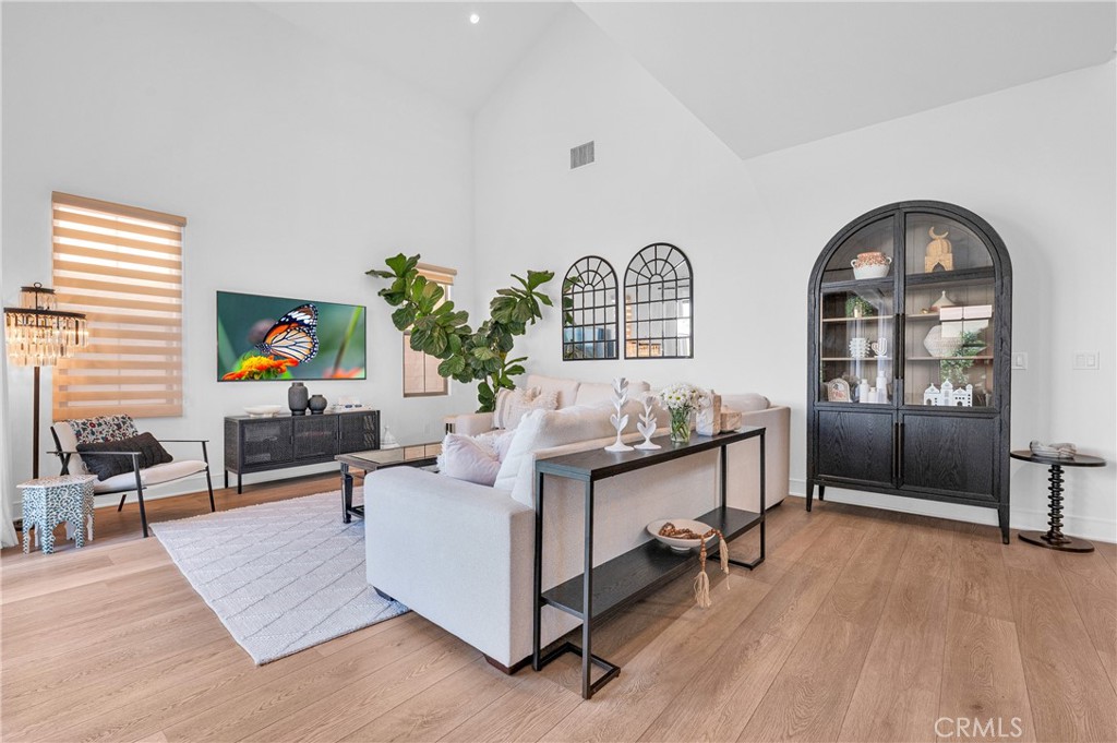 115 Halworth Irvine, CA 92618 - Photo 8 of 33 a living room with furniture and a potted plant