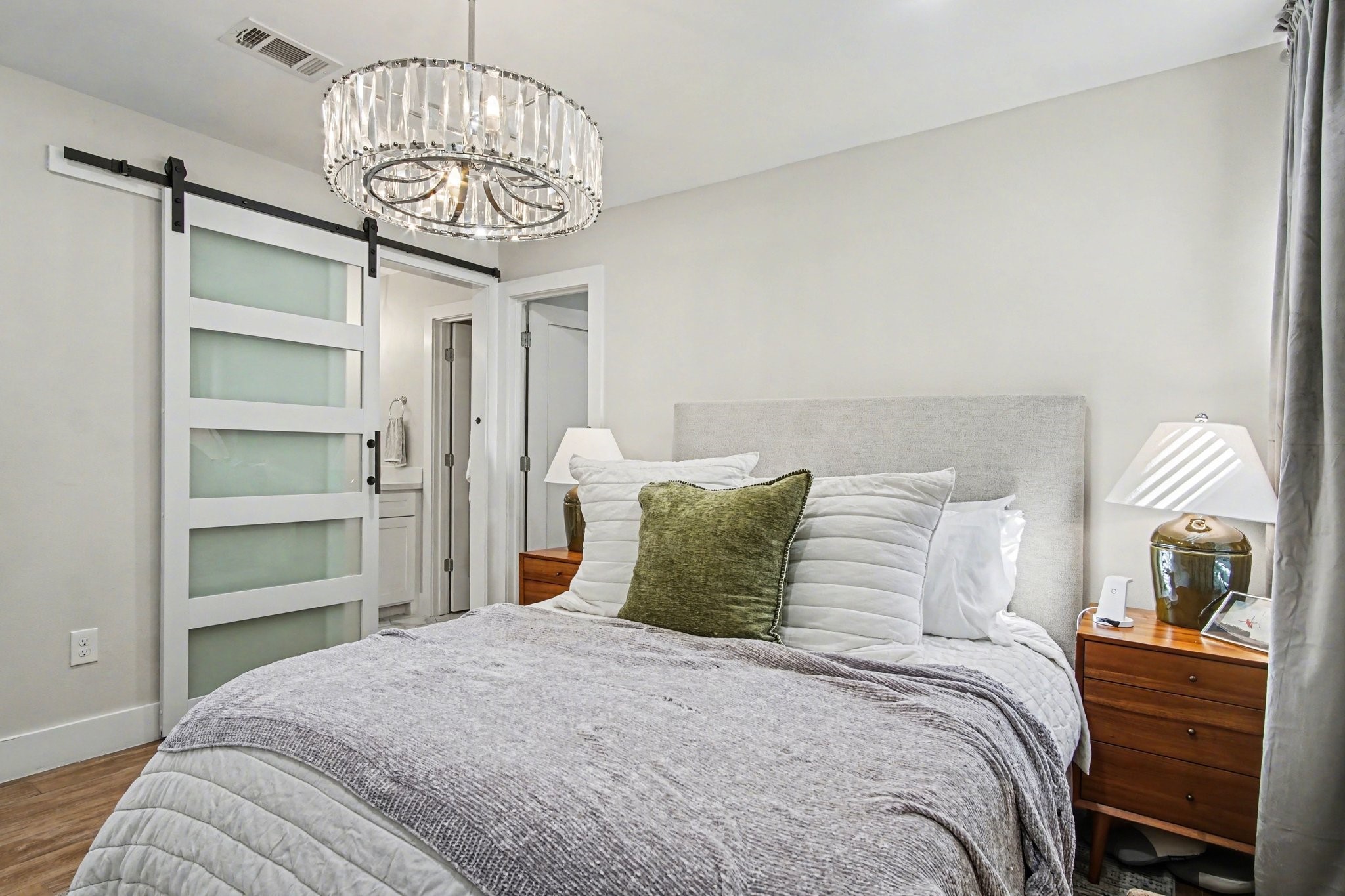 2012 Sheldon Street Houston, TX 77008 - Photo 19 of 28 Primary Bedroom