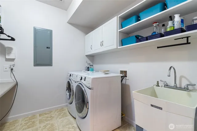 a view of entryway and hall