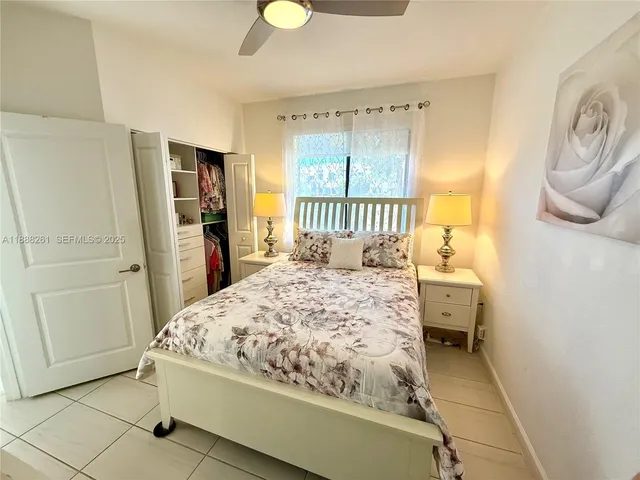 a chairs and a table in a backyard