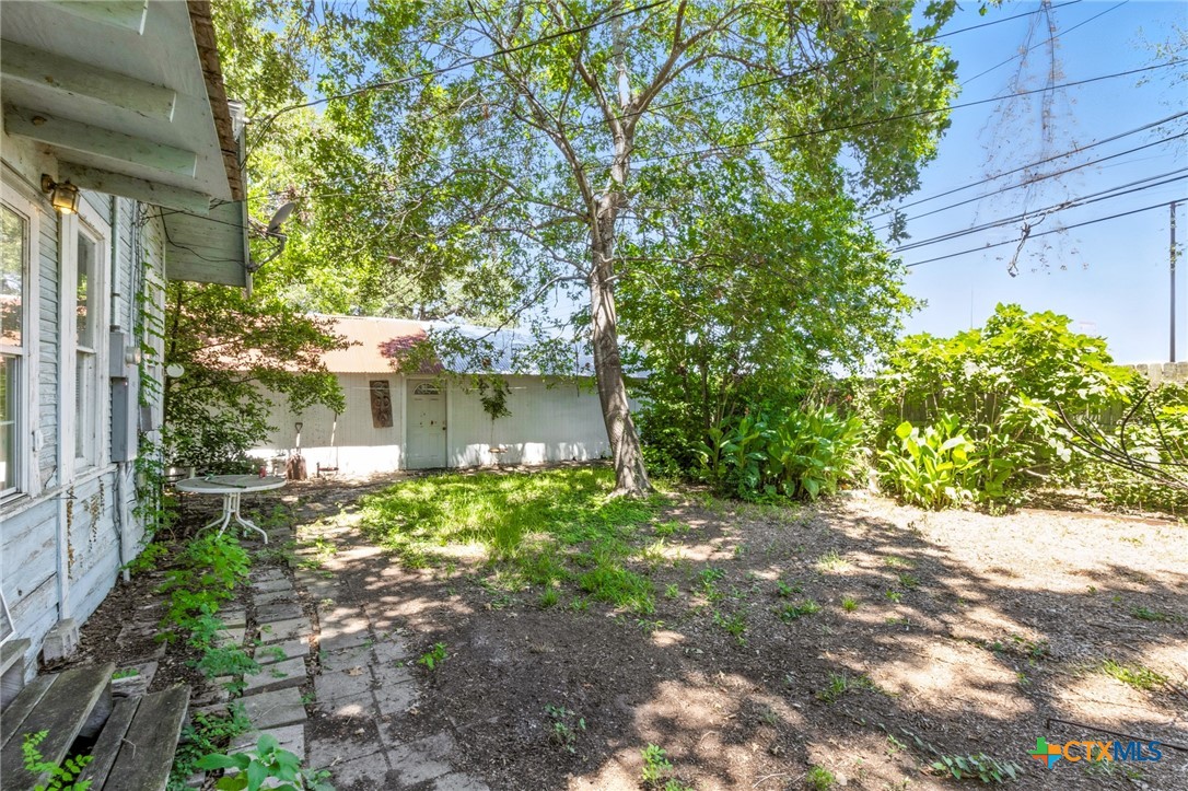 409 East Bowie Street Luling, TX 78648 - Photo 20 of 22 a front view of a house with a yard
