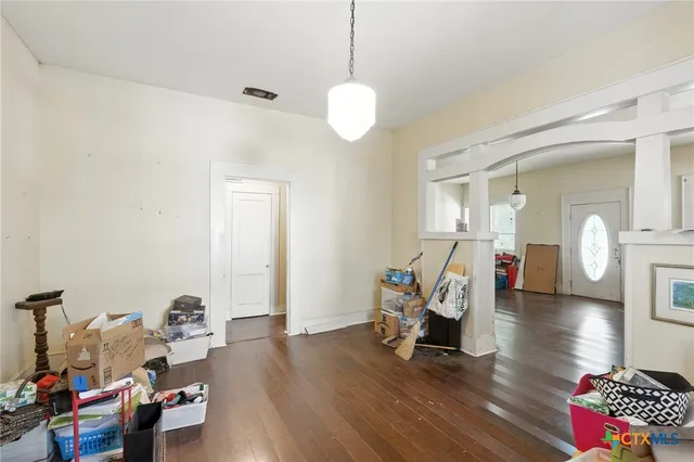 $199,500 | 409 East Bowie Street, Luling, TX 78648