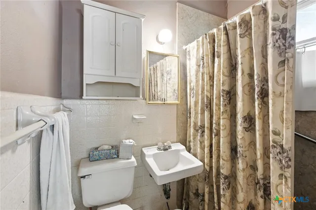 $199,500 | 409 East Bowie Street, Luling, TX 78648