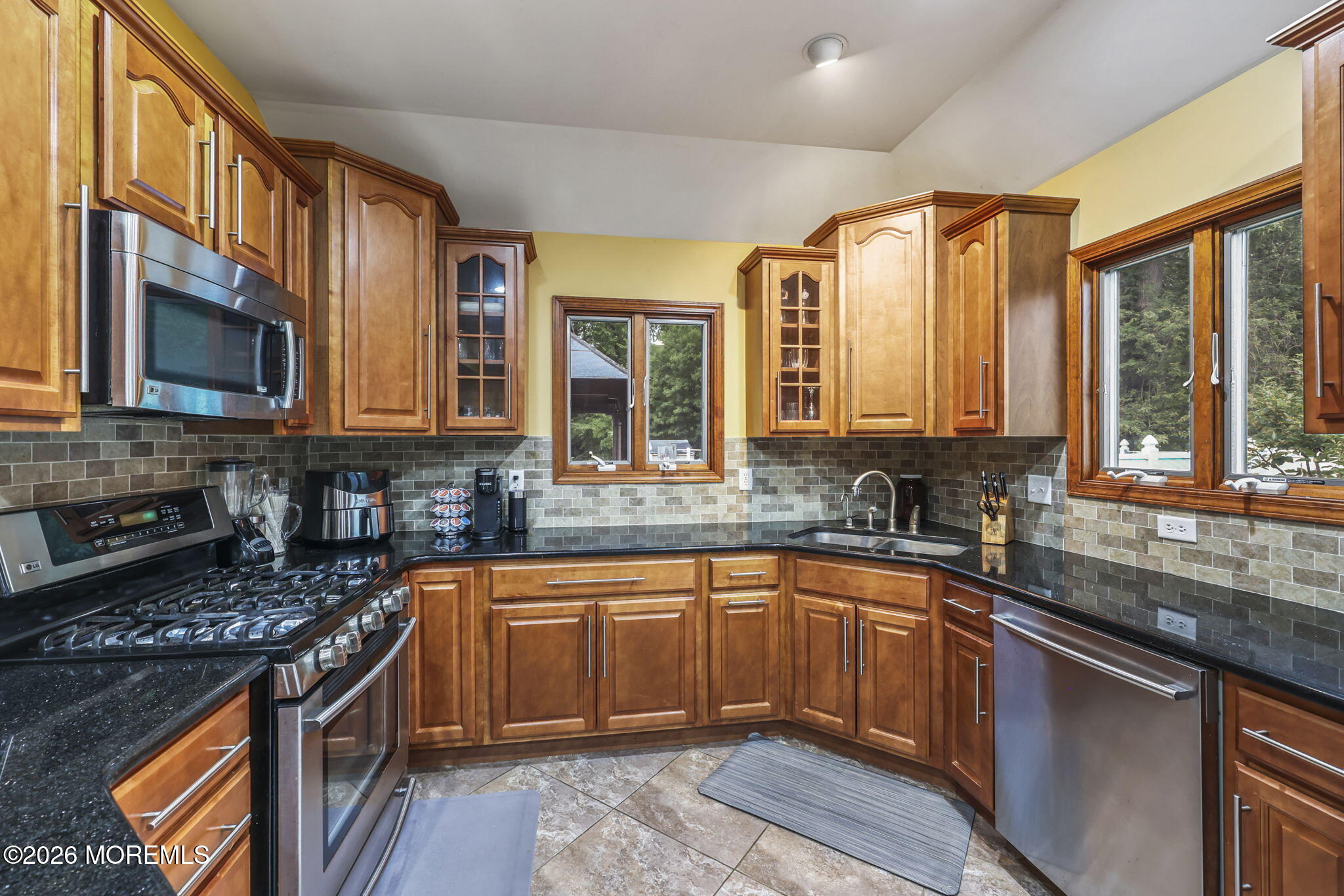 32 Weaverville Road Freehold, NJ 07728 - Photo 5 of 34 .