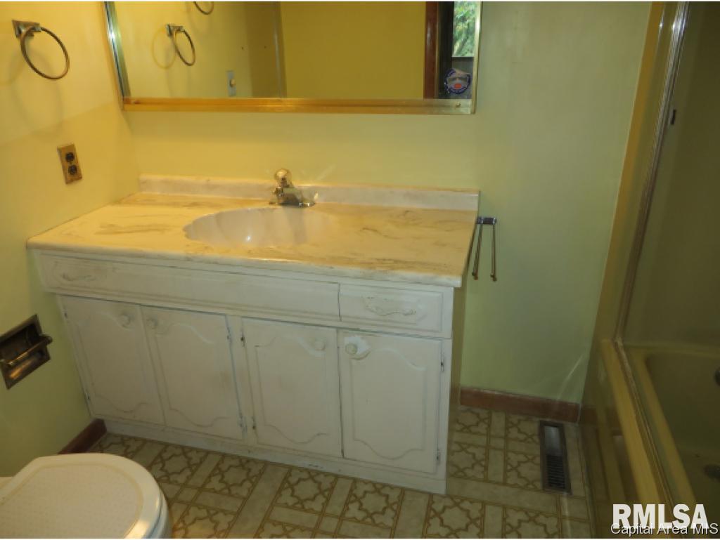 100 Circle Drive Springfield, IL 62703 - Photo 10 of 18 Gallery Image 10