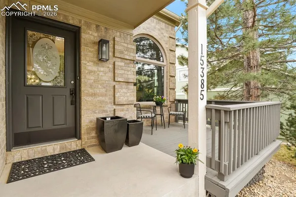 a view of entryway with patio
