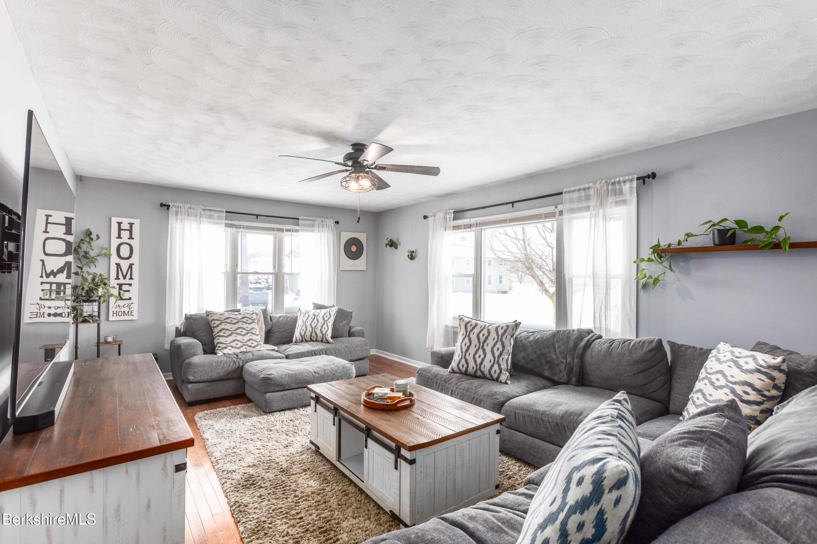 15 Longfellow Avenue Pittsfield, MA 01201 - Photo 10 of 31 Livingroom