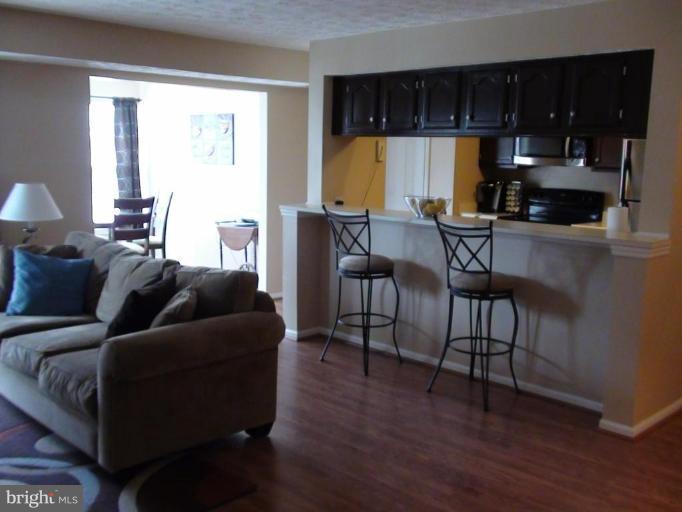 6375 Greenfield Road, Unit 1508 Elkridge, MD 21075 - Photo 3 of 7 Living Room