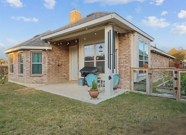 a view of a house with backyard