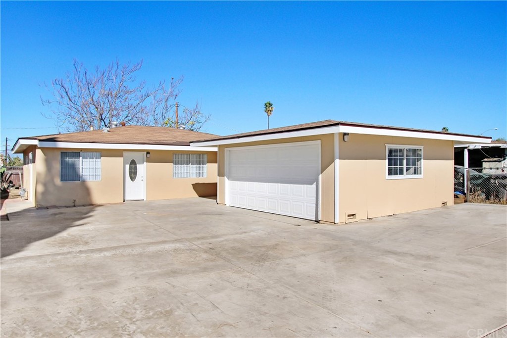 a view of a house with a garage