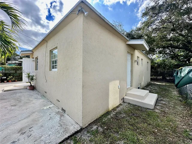 $2,900 | 6320 Northwest 1st Place, Unit 6322, Miami, FL 33150