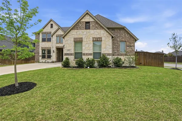 a view of a house with backyard and garden