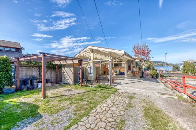 a view of a backyard