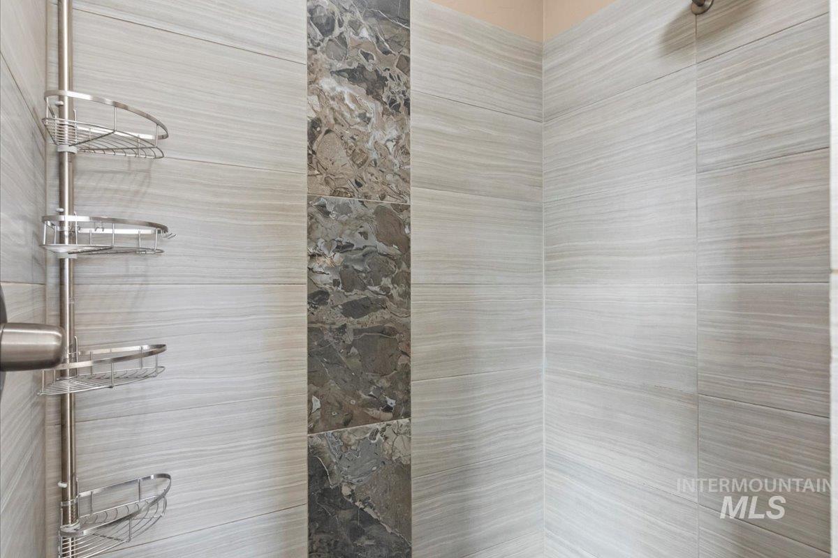 13557 Signorello Street Caldwell, ID 83607 - Photo 13 of 30 Full bathroom featuring tiled shower