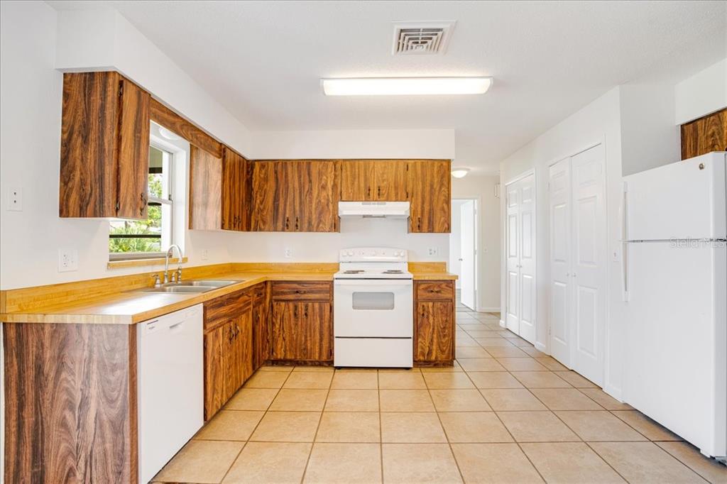 1312 Jamaica Road Venice, FL 34293 - Photo 20 of 35 Dining room facing Kitchen
