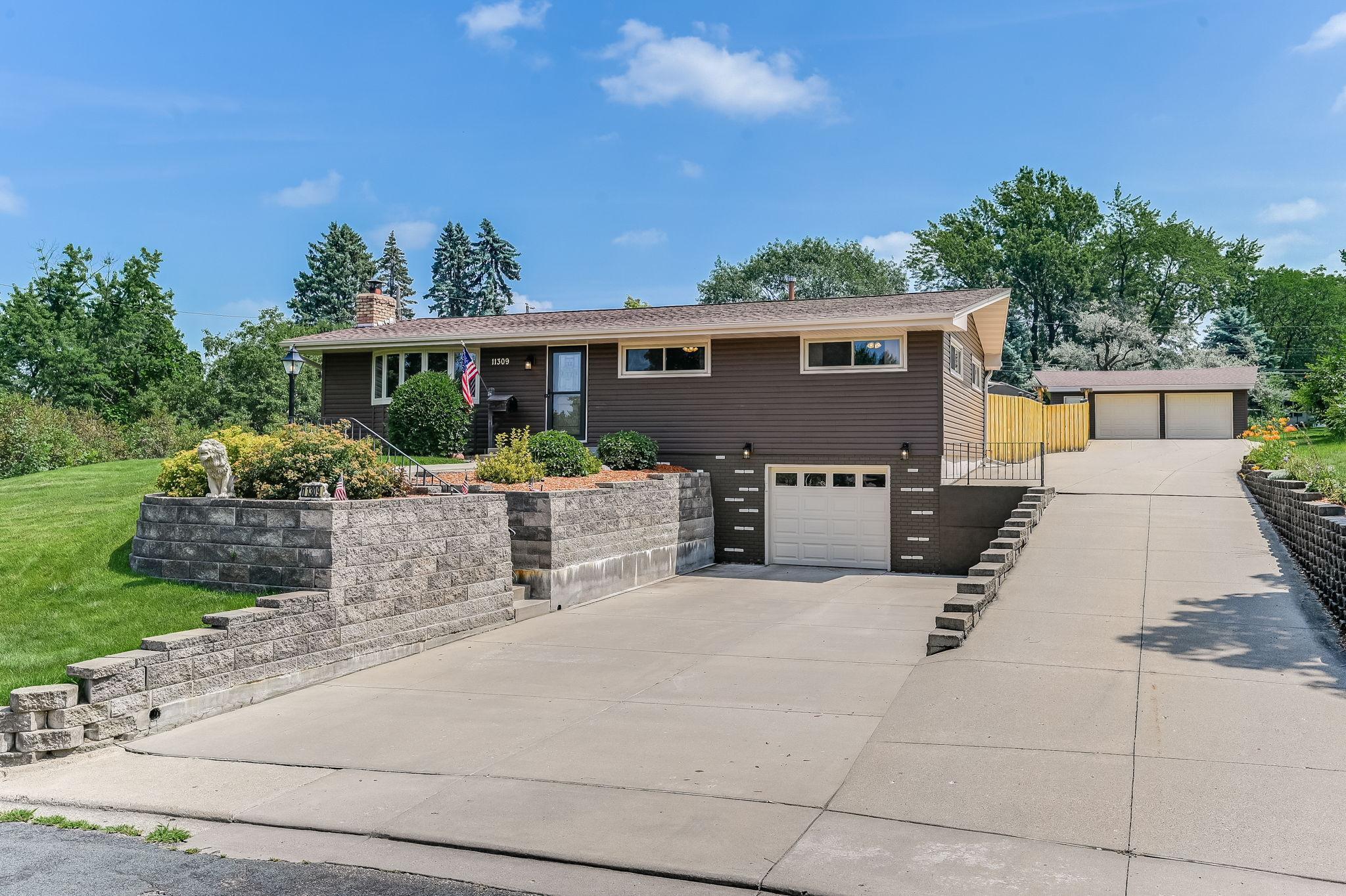 11309 Goodrich Road Bloomington, MN 55437 - Photo 2 of 50 Gallery Image 2