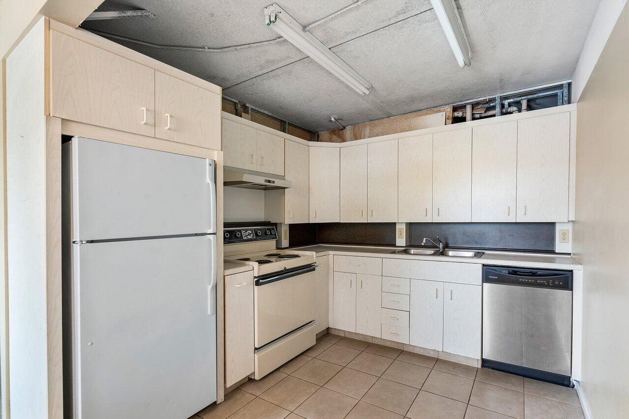 2048 Hythe A Boca Raton, FL 33434 - Photo 8 of 26 008-2048HytheC-BocaRaton-FL-33434-SMALL