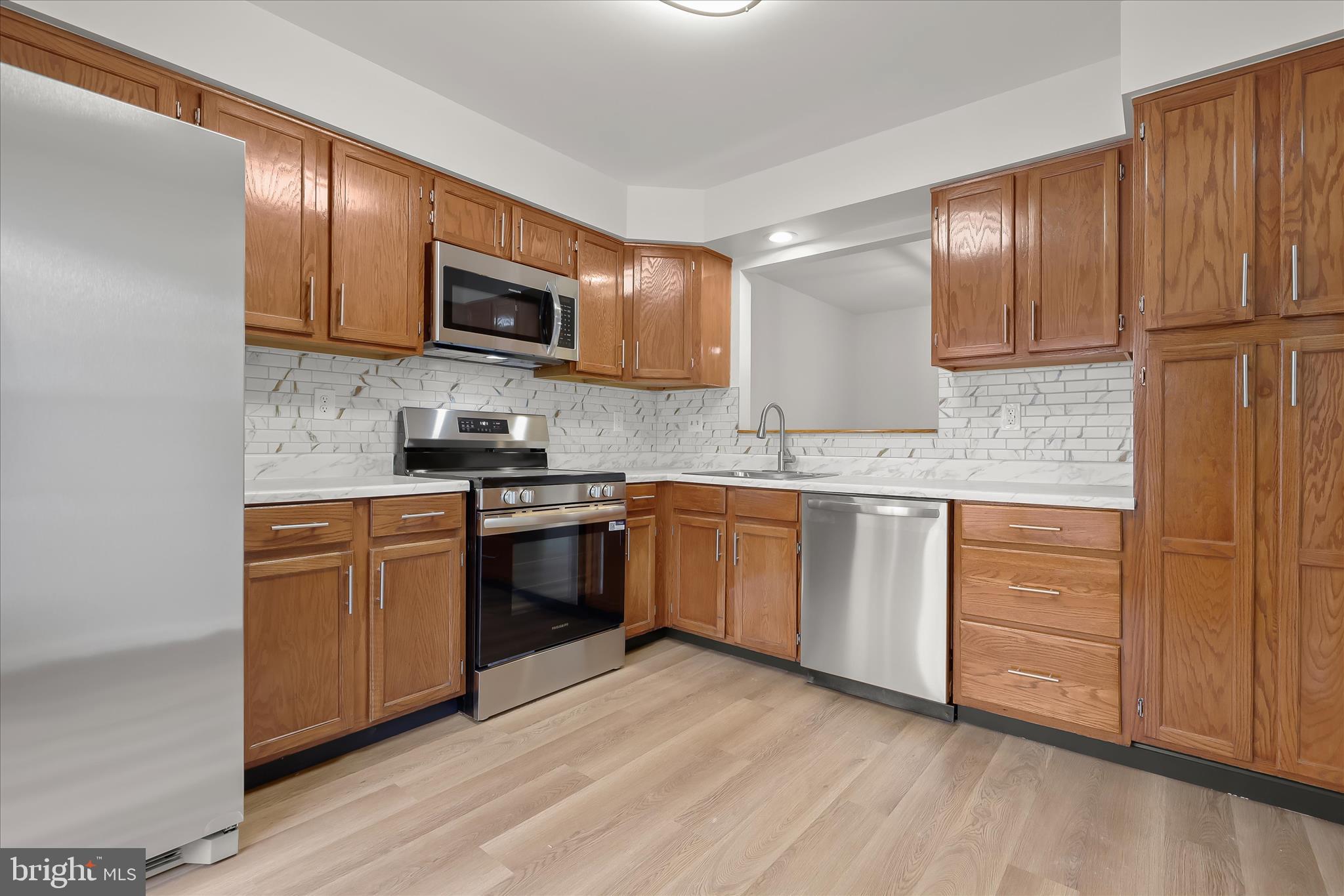508 Greencrest Lane Odenton, MD 21113 - Photo 5 of 46 a kitchen with stainless steel appliances granite countertop a stove a sink and a microwave