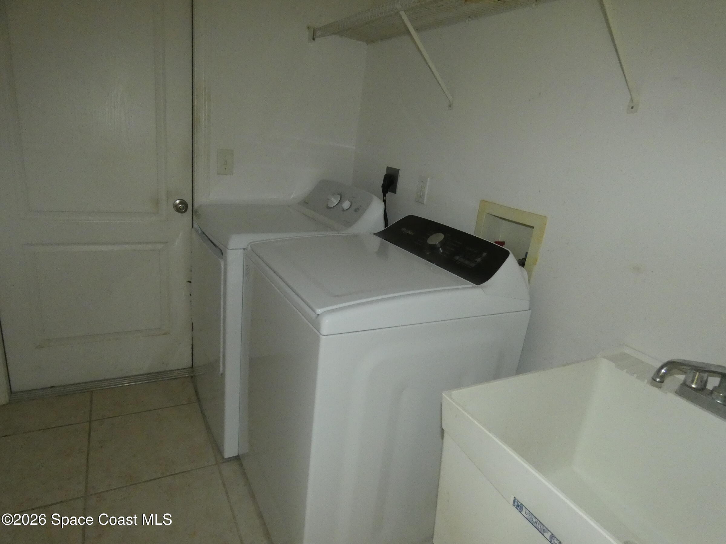 3195 Legendary Lane Melbourne, FL 32935 - Photo 20 of 25 a utility room with dryer and washer