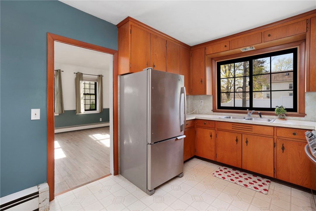 32 Brookdale Avenue Cranston, RI 02921 - Photo 12 of 46