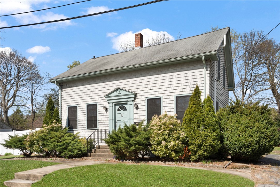 32 Brookdale Avenue Cranston, RI 02921 - Photo 3 of 46