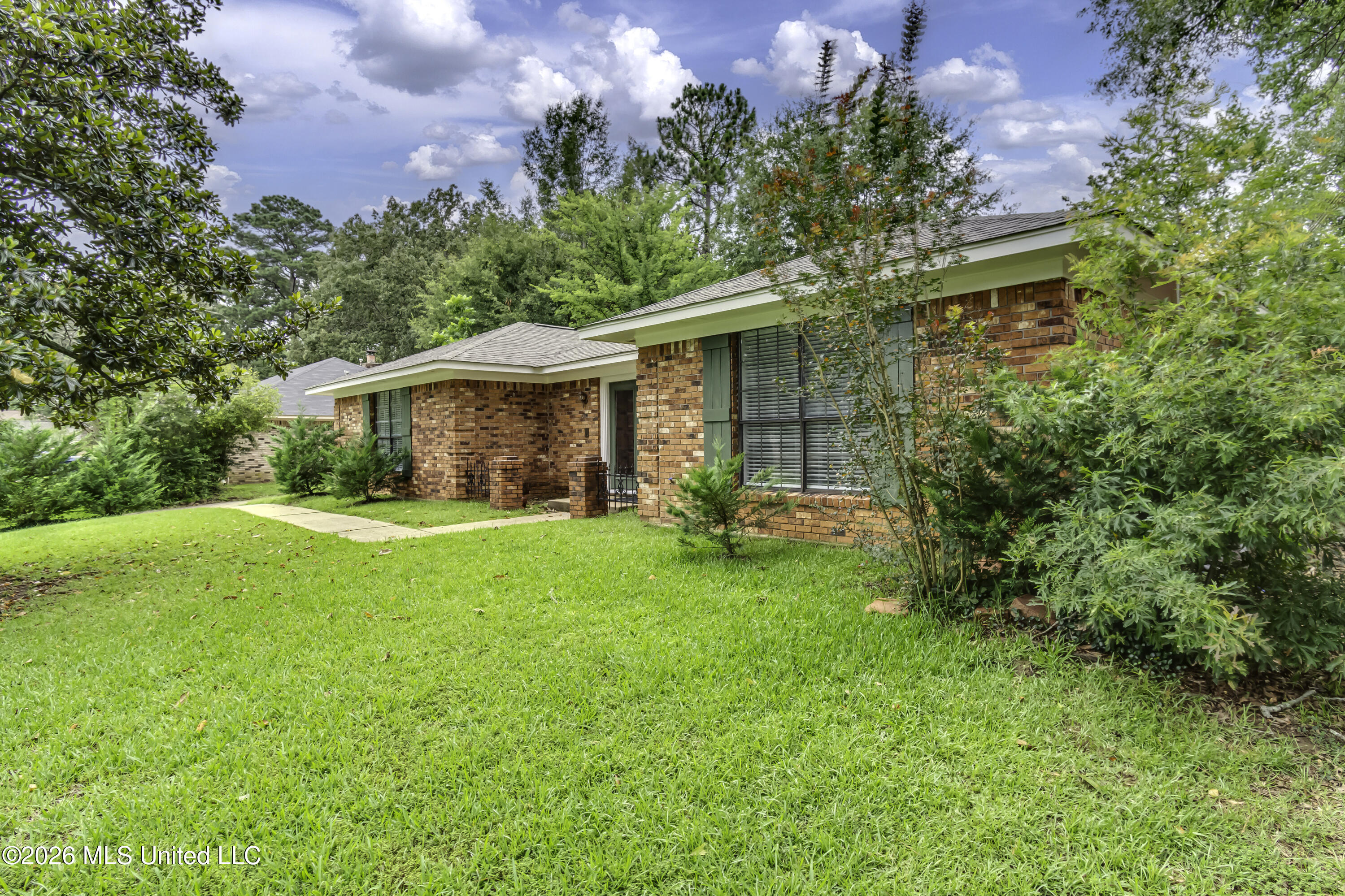 9 Treeway Drive Brandon, MS 39042 - Photo 2 of 57 9 Treeway Dr--2