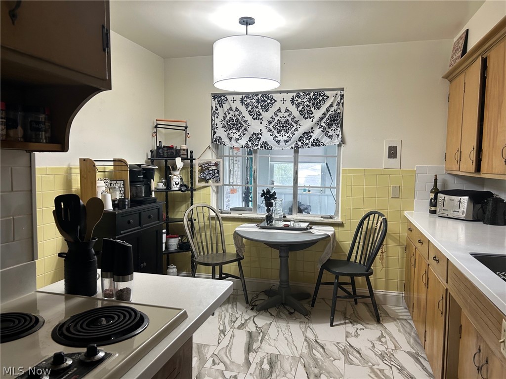 2537 Falmouth Road Akron, OH 44333 - Photo 4 of 35 Morning Room