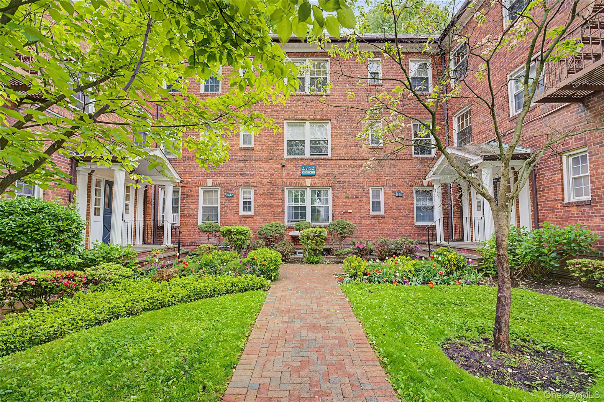 10 Welwyn Road, Unit 2C Great Neck, NY 11021 - Photo 1 of 18