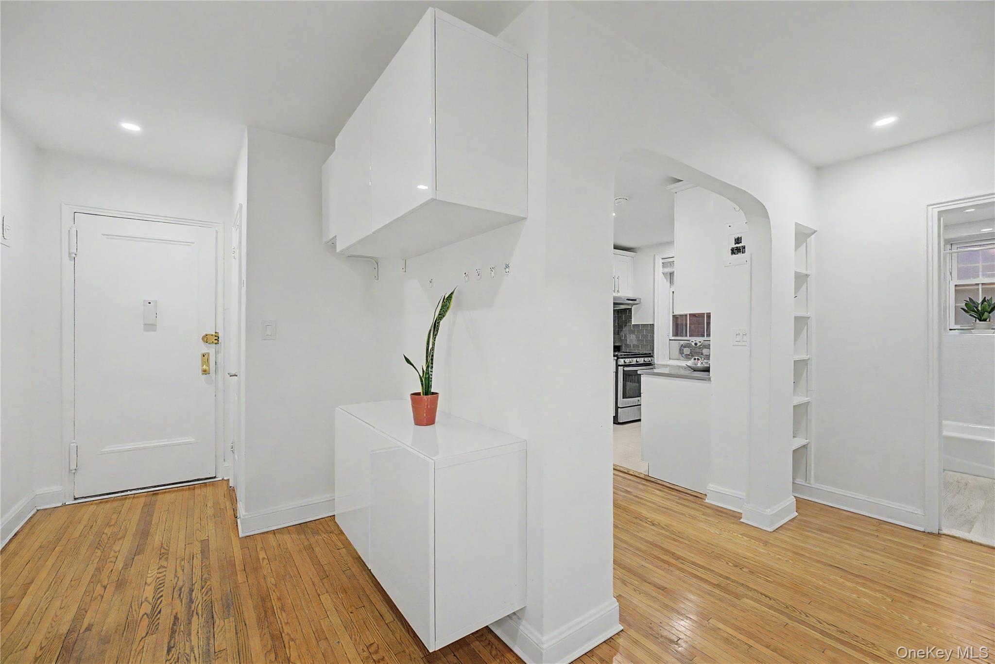 10 Welwyn Road, Unit 2C Great Neck, NY 11021 - Photo 3 of 18