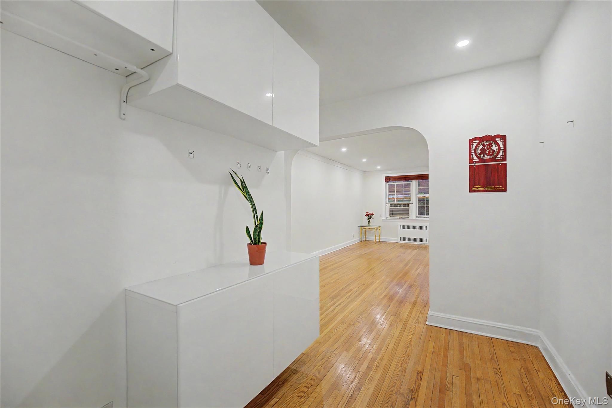10 Welwyn Road, Unit 2C Great Neck, NY 11021 - Photo 4 of 18